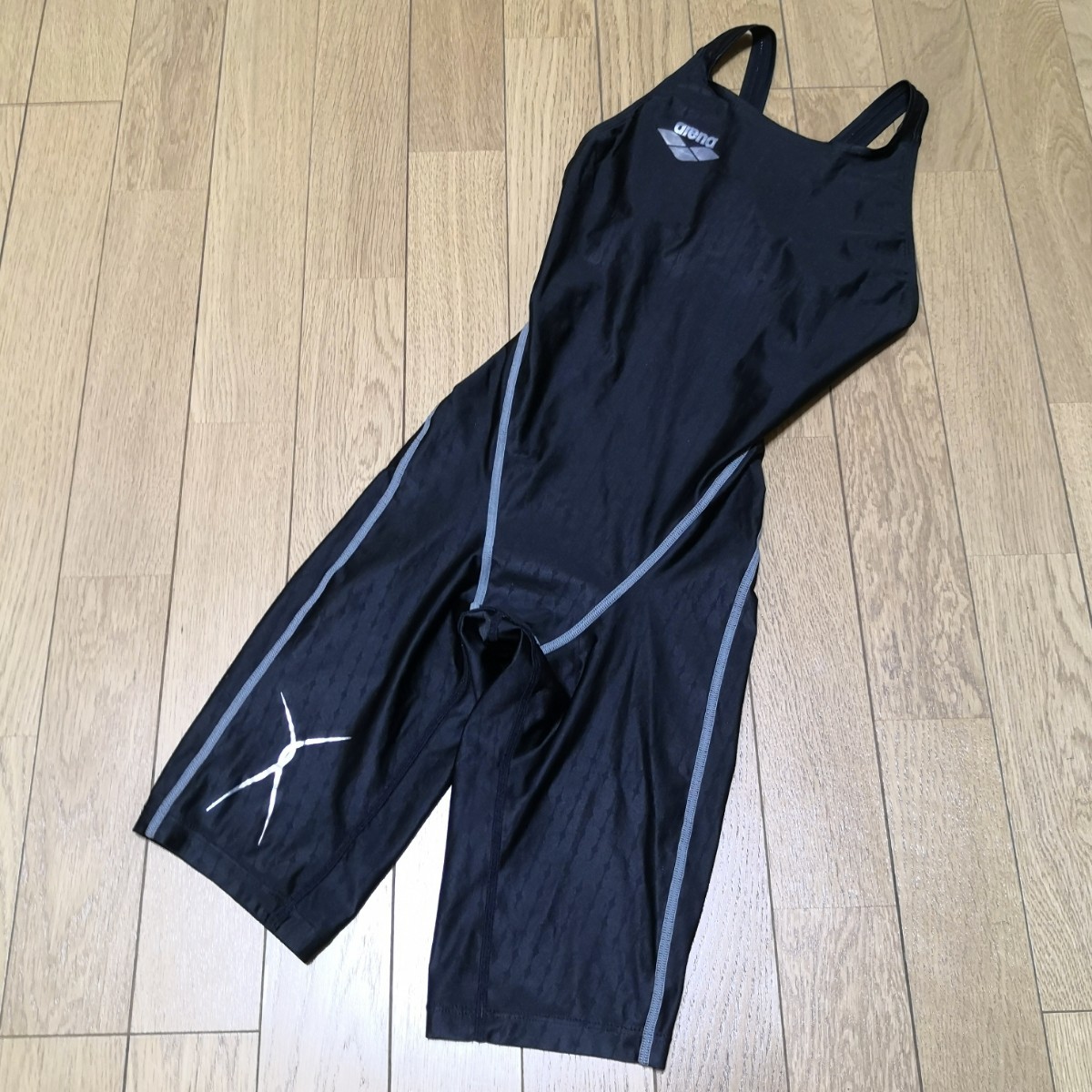 NUX-F Lサイズ ARN-6011W ブラック 光沢 競泳水着 arena ハーフ 