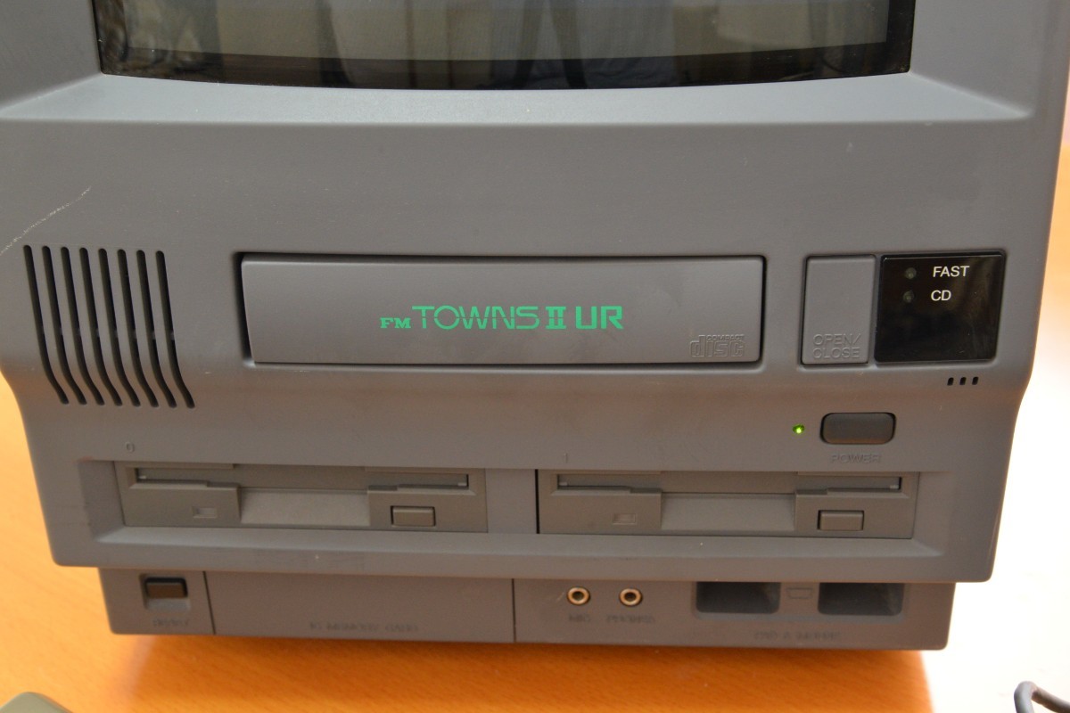 FM TOWNS II UR20（本体、キーボード、マウス、ゲームパッド付き）(FM 