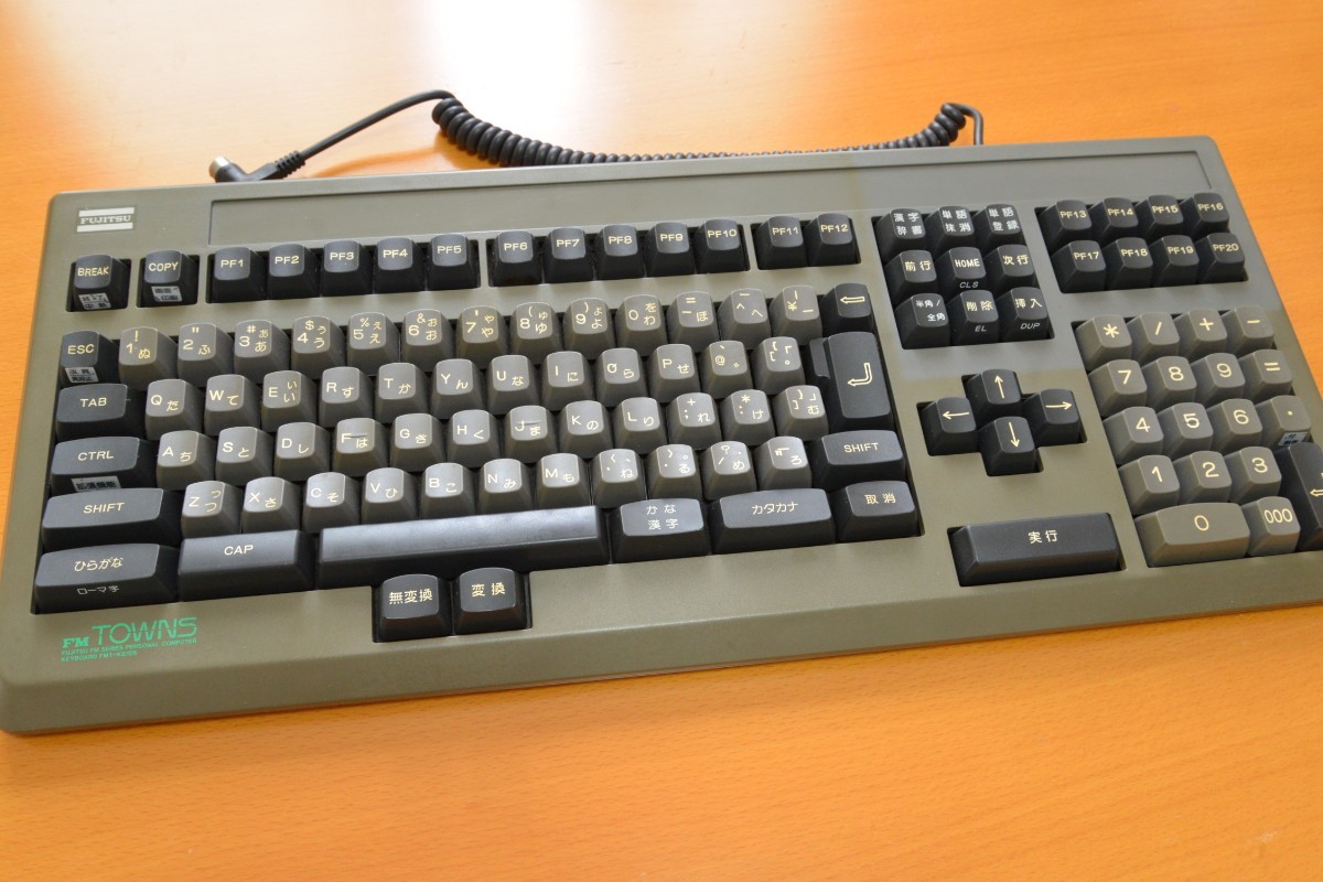 FM TOWNS II UR20（本体、キーボード、マウス、ゲームパッド付き）(FM 