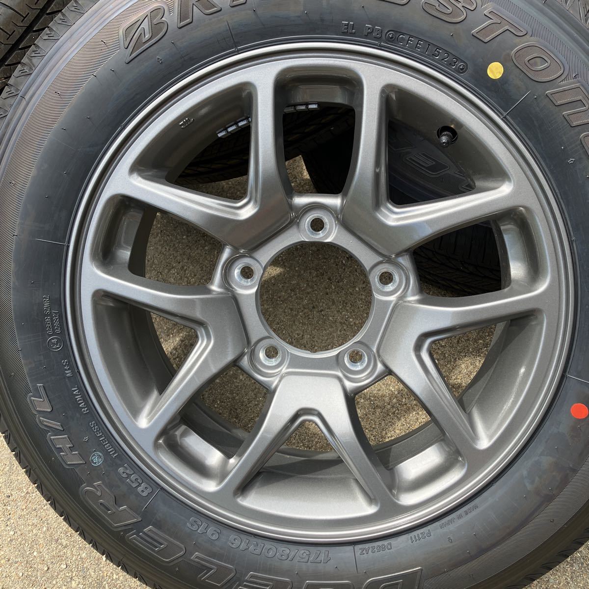 新型ジムニーシエラ JB74W 純正タイヤ&純正アルミホイール 未使用 新車 