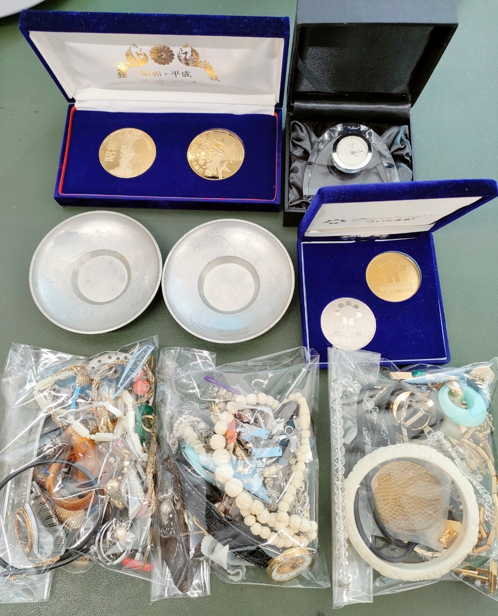 遺品整理品　メダルなど　色々まとめ 005 遺品整理品 アクセサリー メダル ブレスレット など 無選別まとめ