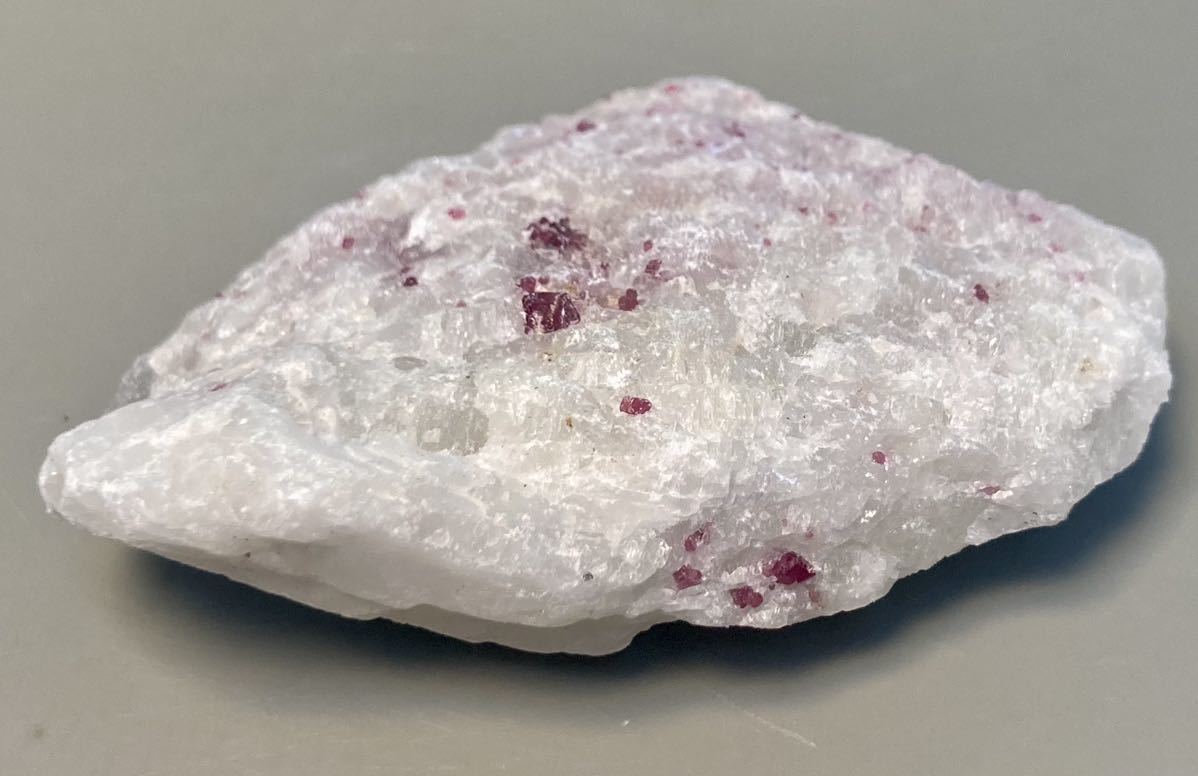 ミャンマー産天然レッドスピネルスピネル原石77g母岩付き(スピネル