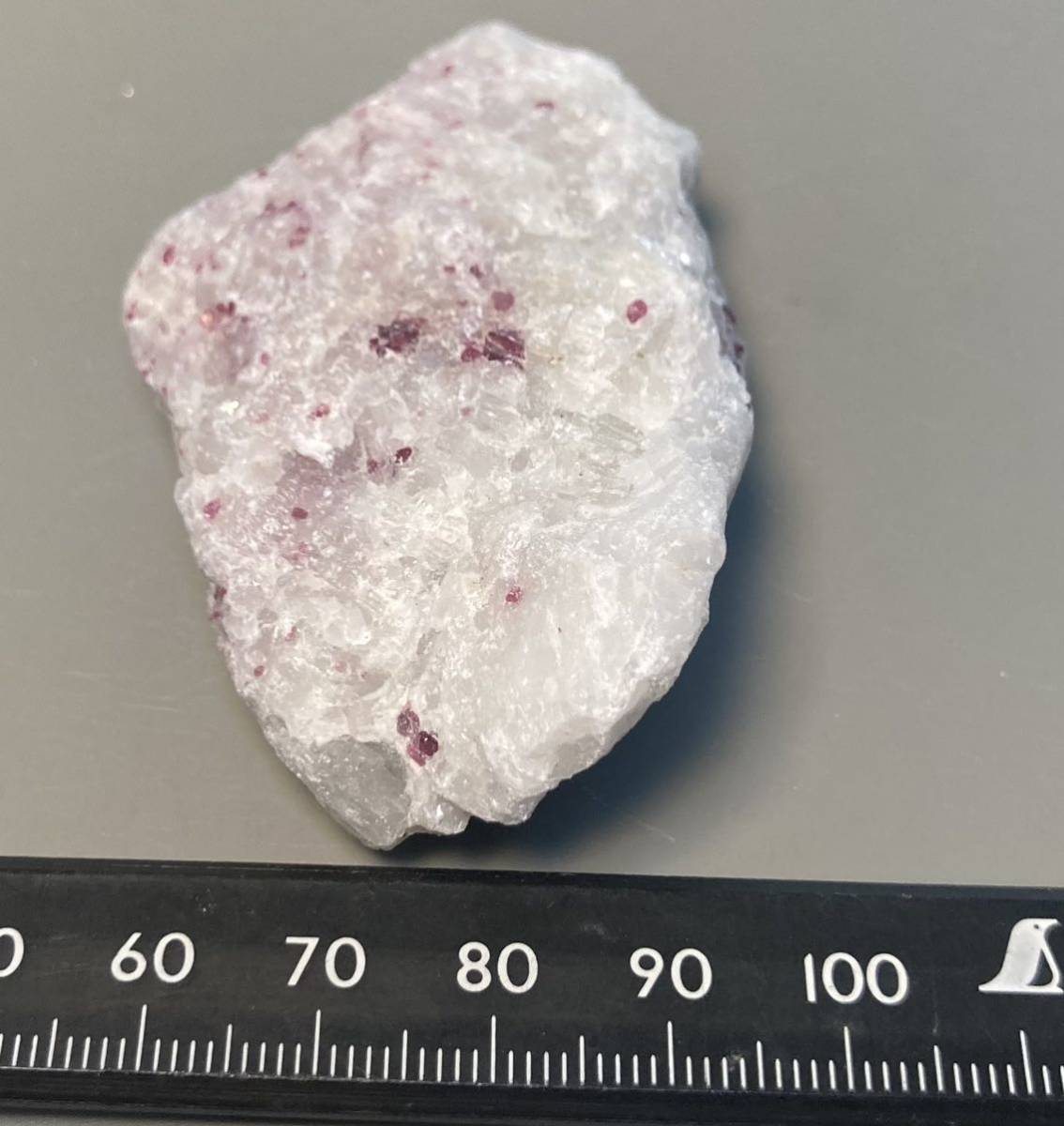 ミャンマー産天然レッドスピネルスピネル原石77g母岩付き(スピネル