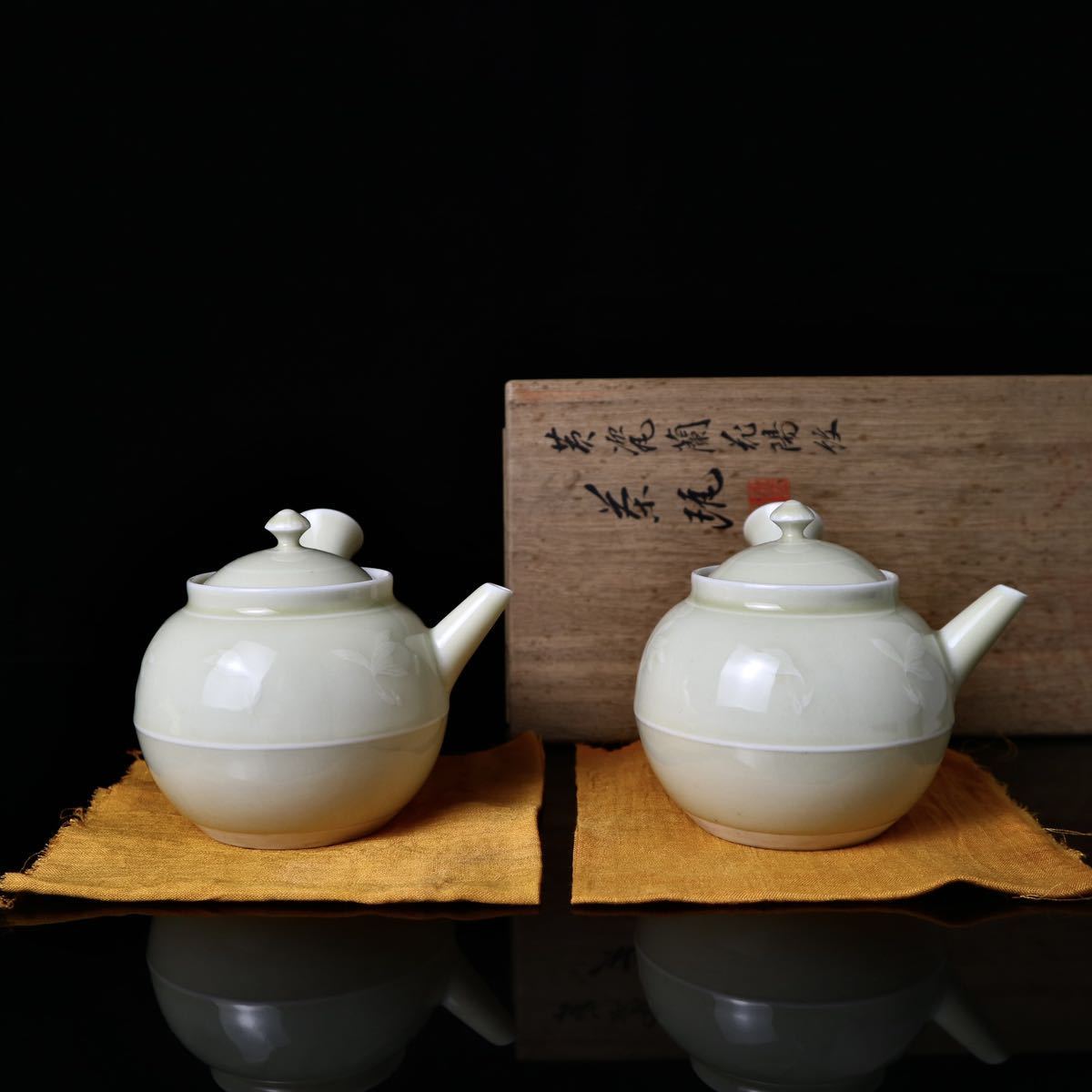 高 双環耳 花瓶 青磁浮彫『牡丹唐草文』大型飾壺 大正期平安