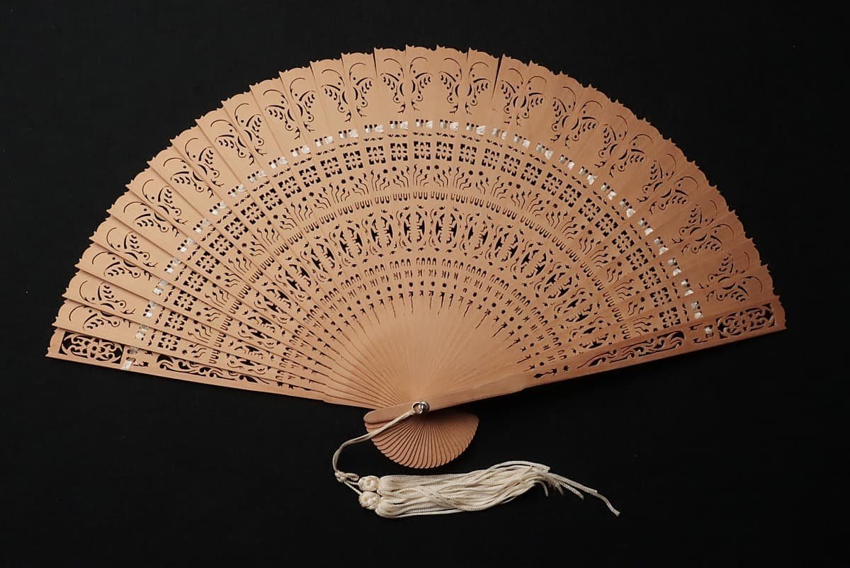 HZ199 白檀扇・白檀扇子 二点 縦21cm/20.5cm 総重65g・白檀透かし彫