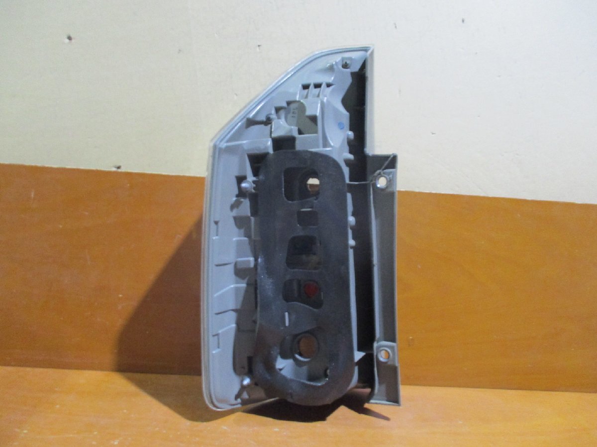 たなとし　小鳥３点セット 即決 ヴォクシー ZRR70W 後期 右テールライト 純正 81551-28594