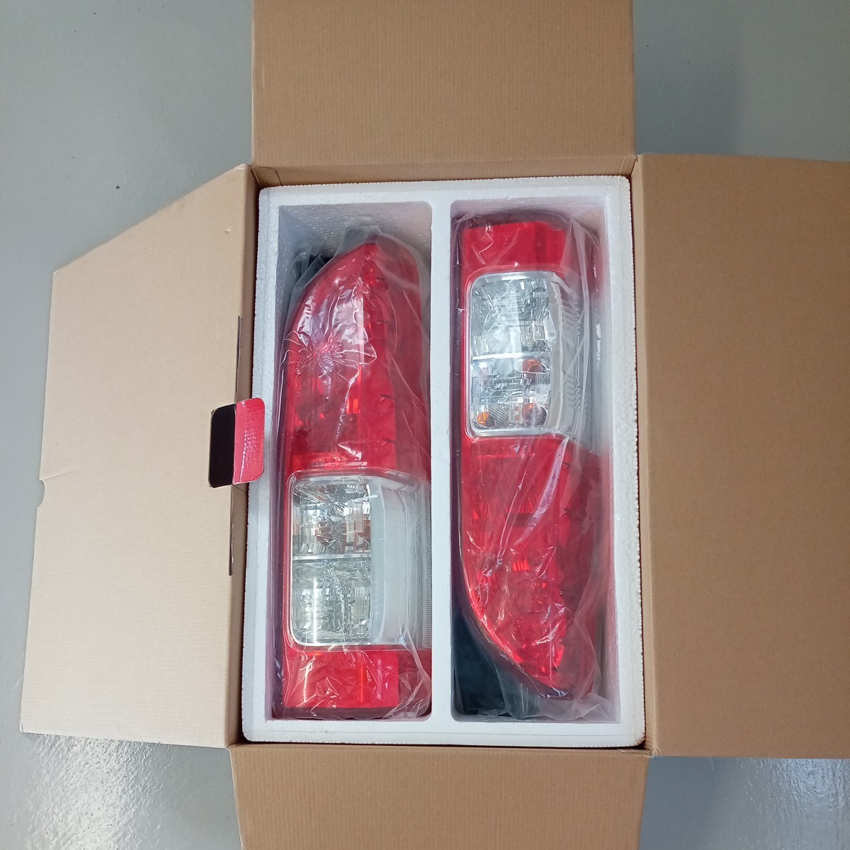 送料無料】【新車外し】 ハイエース200系純正後期テールランプ 左右
