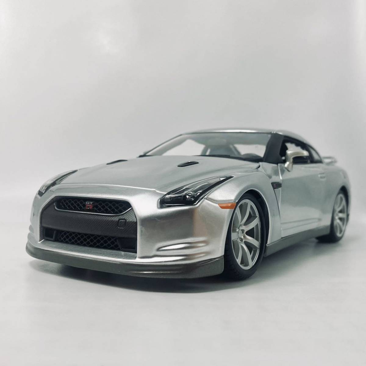 burago 1/18 2009年式 R35型 NISSAN GT-R シルバー 1⁄18 Diecast