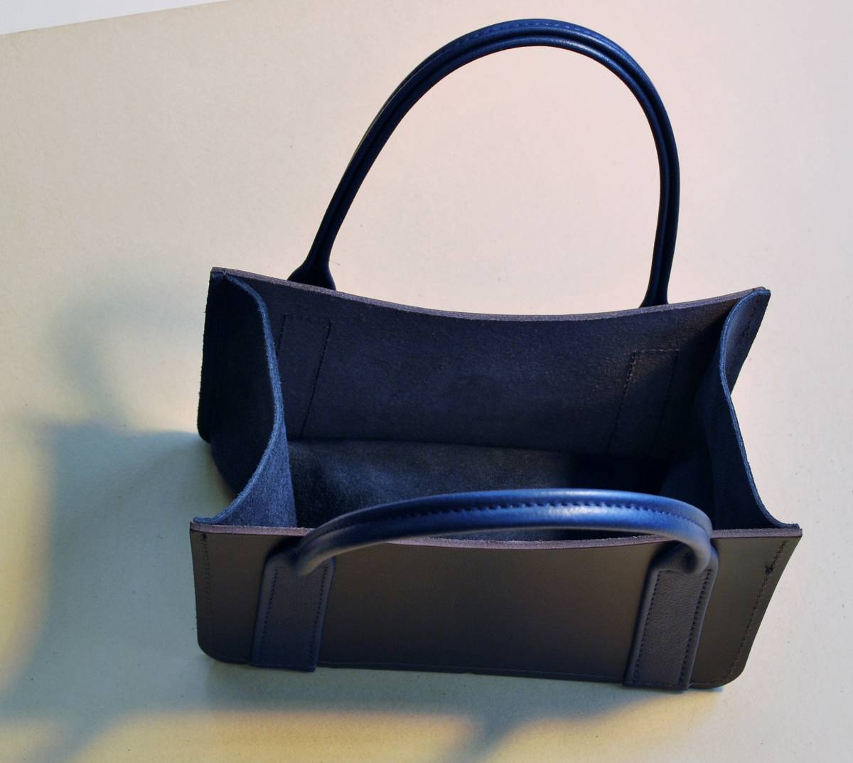 No.2307BL　皮革製 Trap Bags Handle Col. Blue. 牛革2.5mm・Darkgrey Col. 底革。スエード・Navy Col．75発入・自家製品