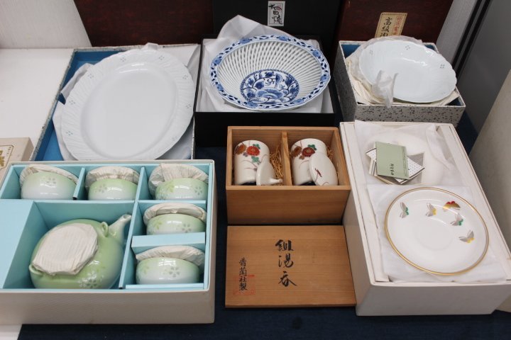  保管品 香蘭社 有田焼 食器 箱入 まとめて 大皿 茶器 ティーカップ 湯呑 皿(香蘭社)｜売買されたオークション情報、yahooの商品情報をアーカイブ公開 - オークファン 香蘭社