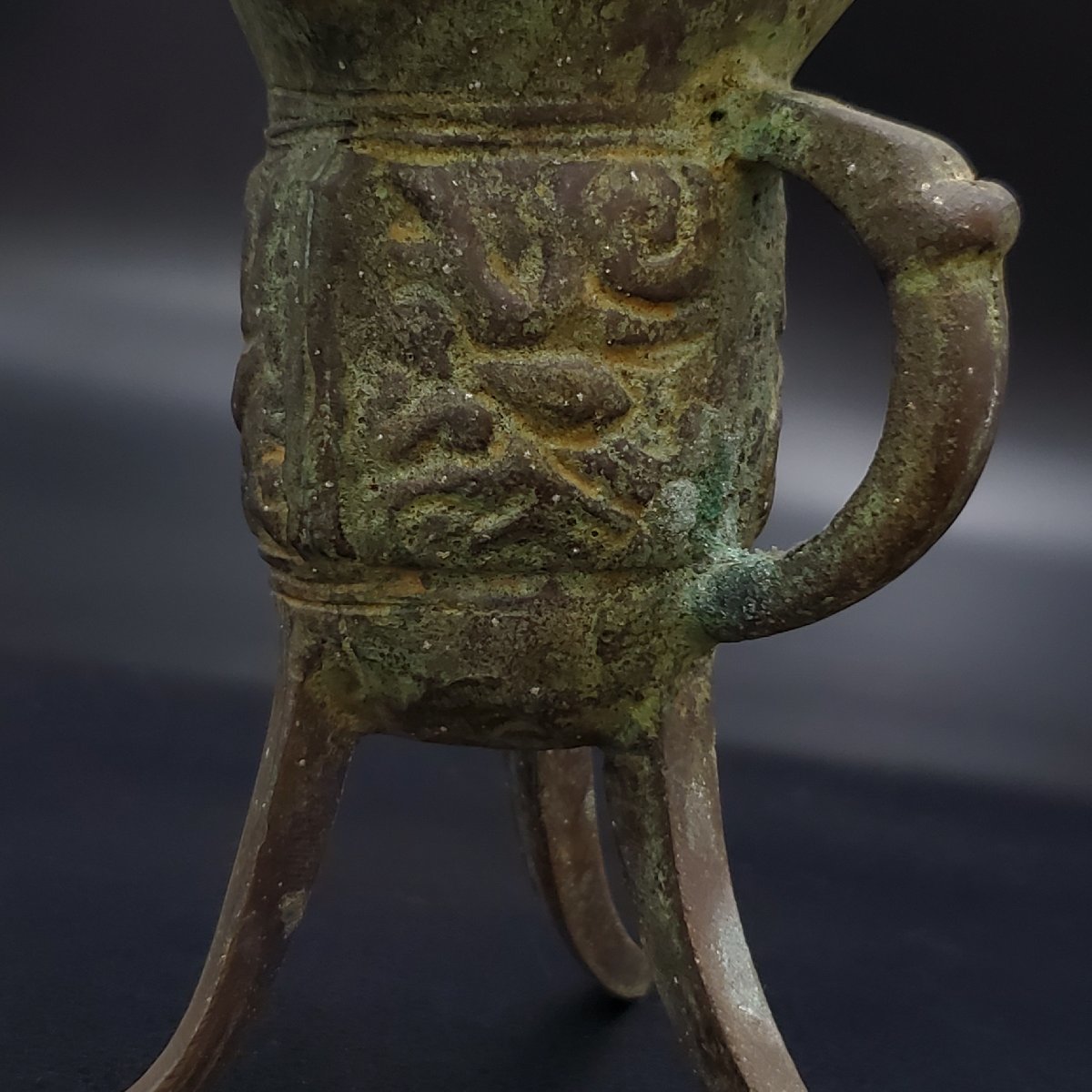 宝蔵】中国古玩 古銅 爵杯 三ツ足 銅器 高さ約15㎝ 522g 酒器 祭具