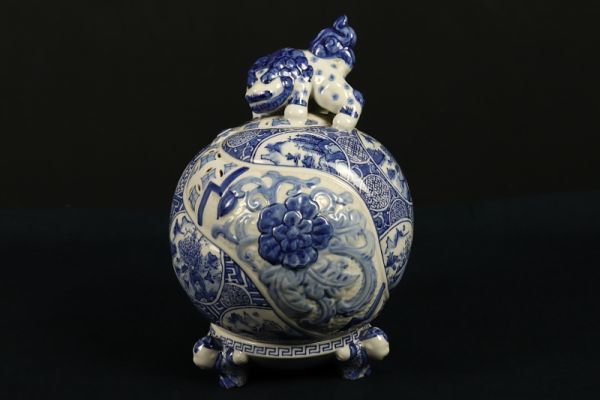 五良太甫呉祥瑞造 青華獅子摘 唐子足大香炉 三足 唐物 唐獅子 染付 2687□五良太甫 呉祥瑞造 青華獅子摘 唐子足 大香炉 玉乗り獅子 唐子三
