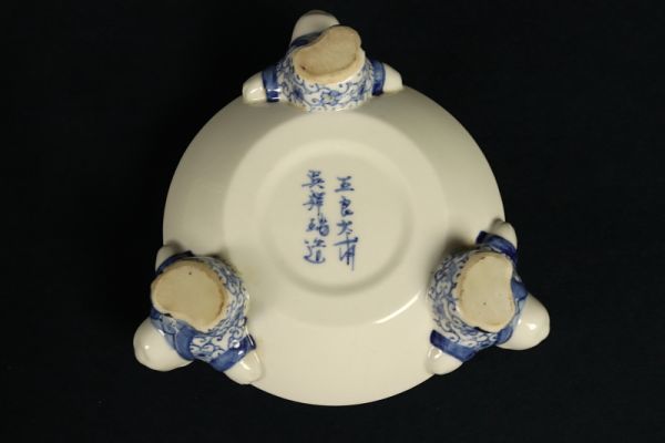 五良太甫呉祥瑞造 青華獅子摘 唐子足大香炉 三足 唐物 唐獅子 染付 2687□五良太甫 呉祥瑞造 青華獅子摘 唐子足 大香炉 玉乗り獅子 唐子三
