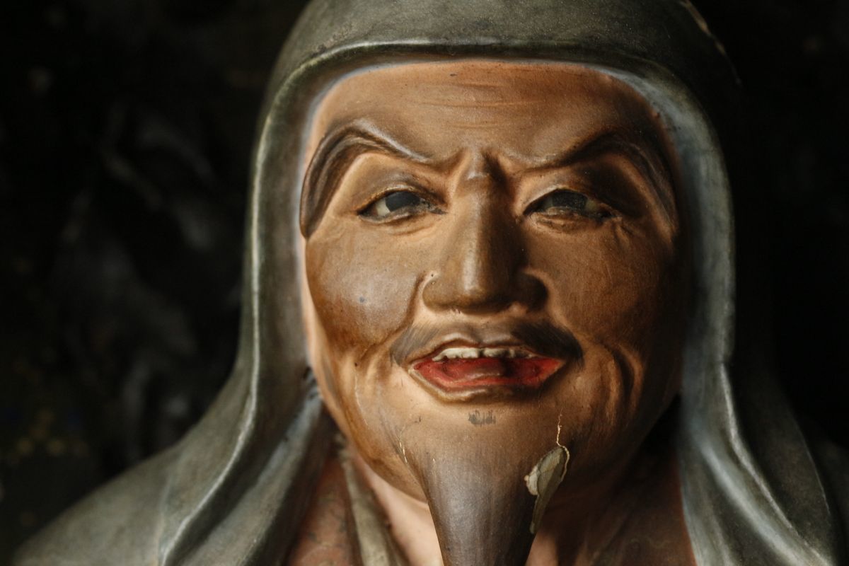 LIG】時代仏教美術 木彫彩色 玉眼 役行者倚像 41㎝ 木造時代厨子