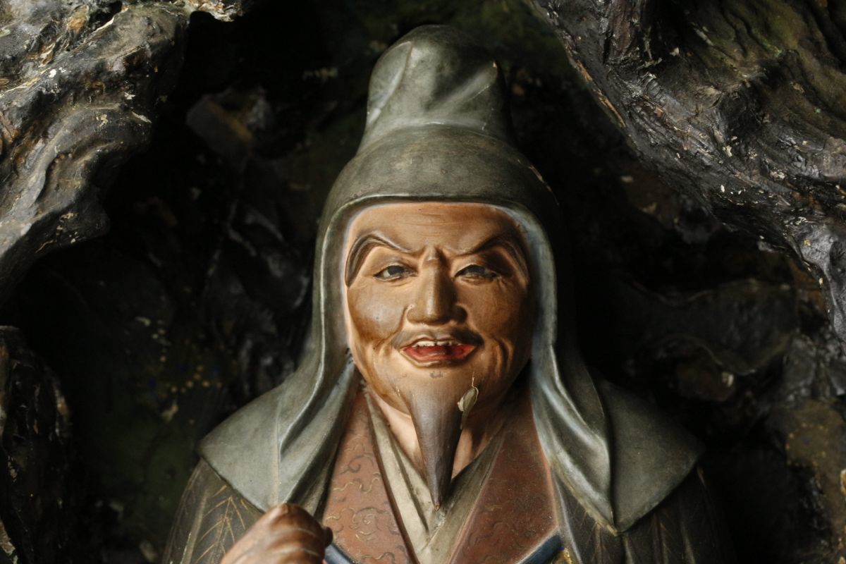 LIG】時代仏教美術 木彫彩色 玉眼 役行者倚像 41㎝ 木造時代厨子