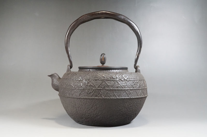 G159◇未使用級美品 釜師【西村道仁】 格子桜文鉄瓶 重量1715g 煎茶 