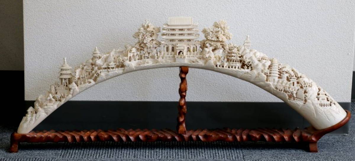 1円スタート 【置物】象牙風 牙 綿密彫 約90㎝ 専用木製置台付き　　　