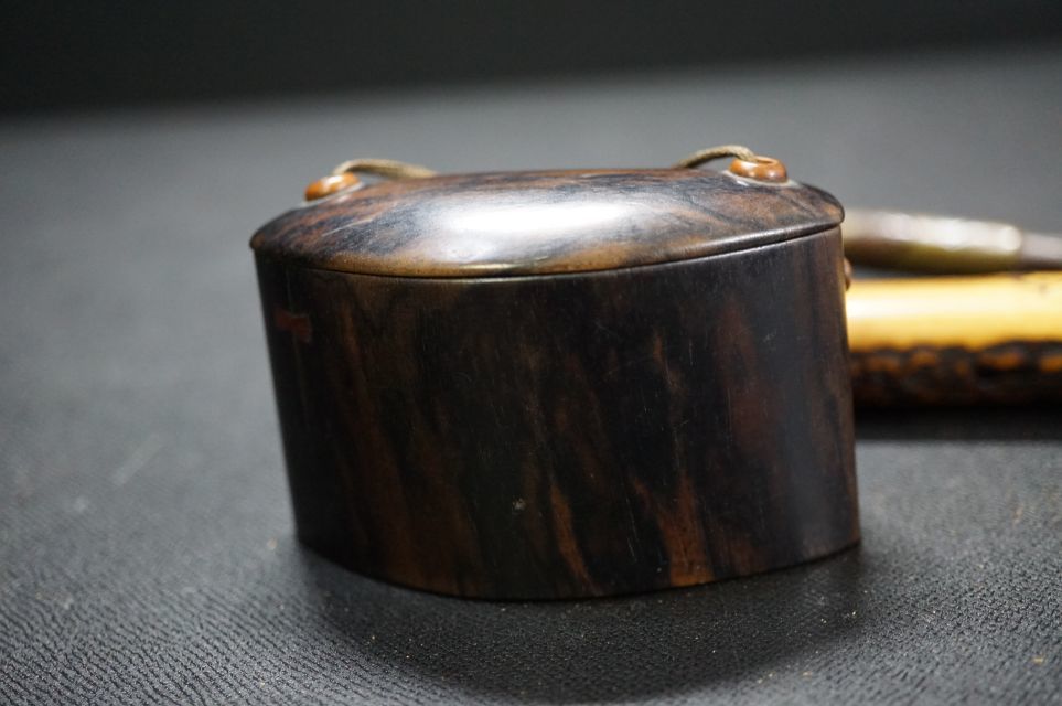 d001-3 時代 煙草入 [鹿角 霊芝に化け蛙？彫 煙管筒][鹿角 仙人図彫緒