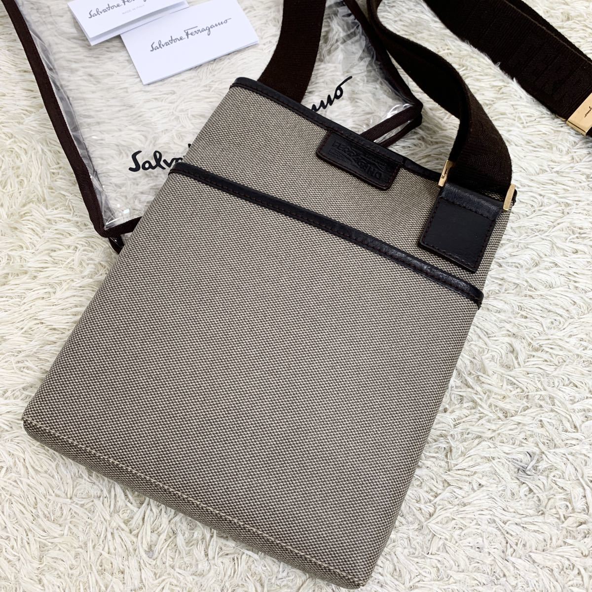 美品 フェラガモ Salvatore Ferragamo メンズ ビジネス ショルダーバッグ メッセンジャー サコッシュ ボディ 斜め掛け PVC レザー 付属完備