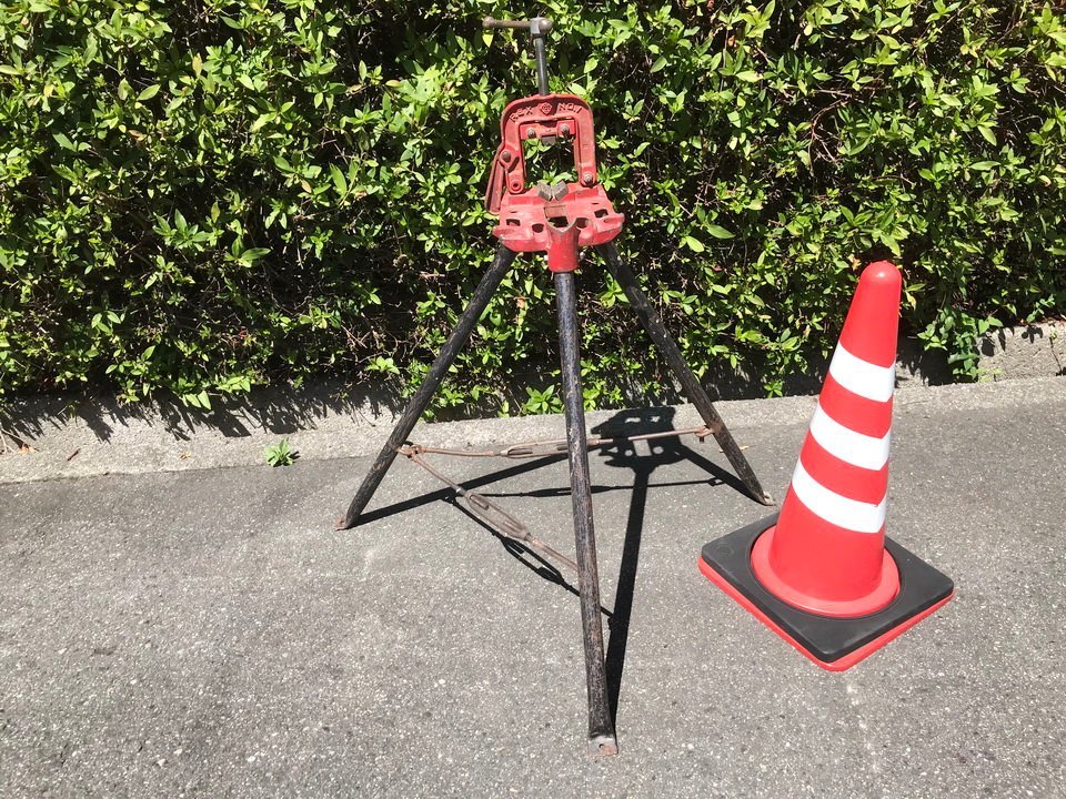 康清e248 REX/レッキス VL1脚付バイス■鋼管用 つかみ能力(B 1/8～２1/2) パイプバイススタンドNo.1■作業高770mm 全高1005~1090mm 日本製