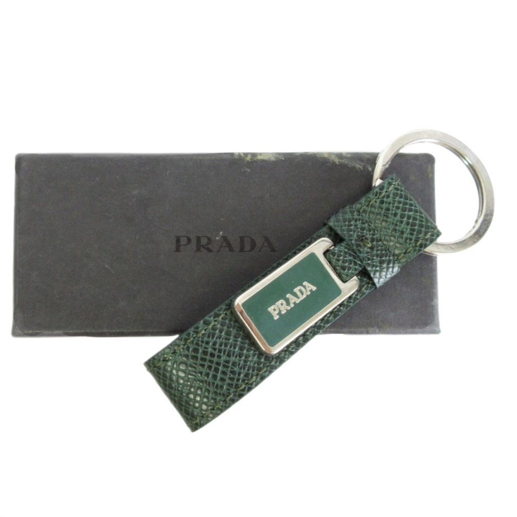 ほぼ美品 PRADA プラダ 型押しレザー ロゴプレート キーリング グリーン系 レザー プラダ○ロゴ型押し○カーフ ○超美品○PRADA