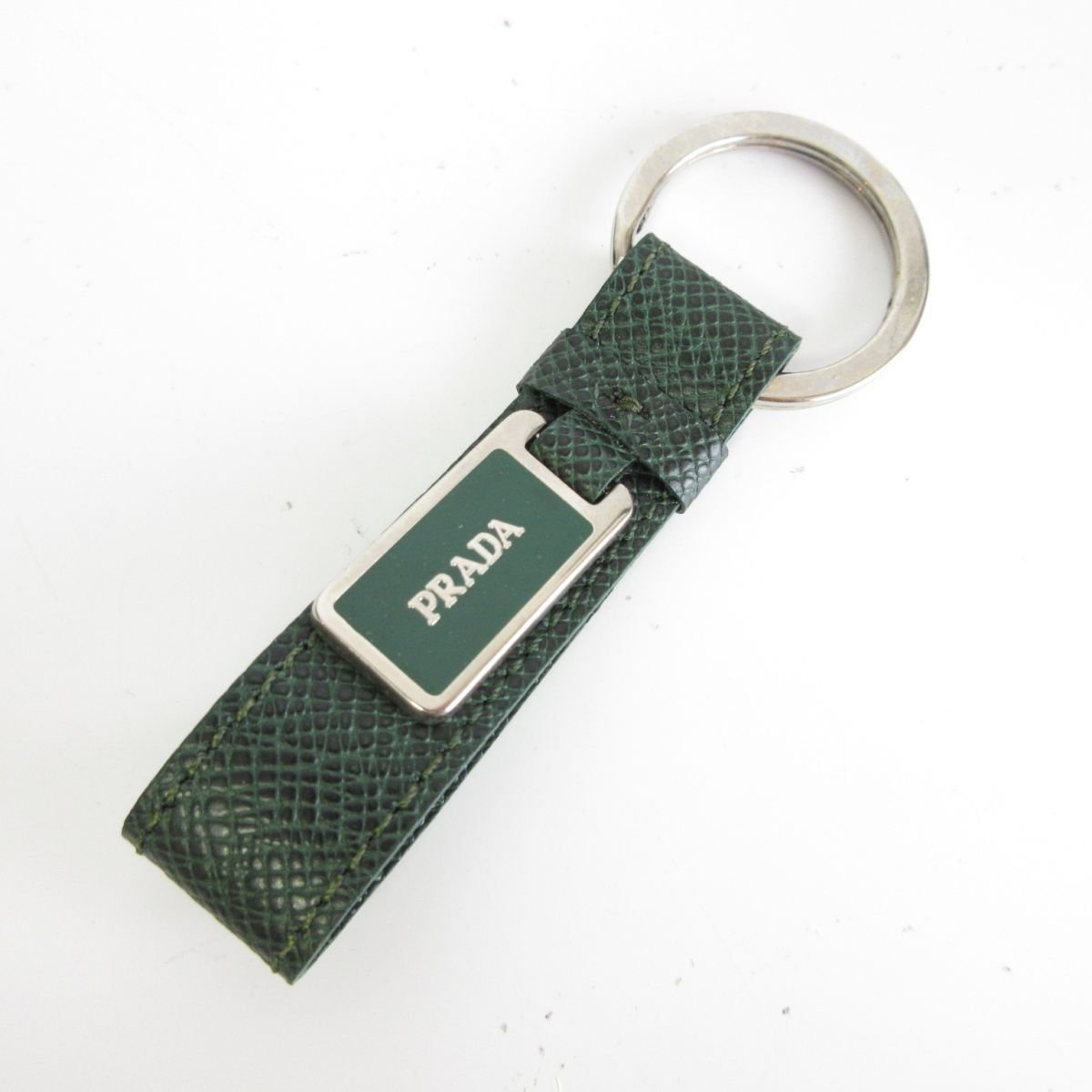 ほぼ美品 PRADA プラダ 型押しレザー ロゴプレート キーリング グリーン系 レザー プラダ○ロゴ型押し○カーフ ○超美品○PRADA