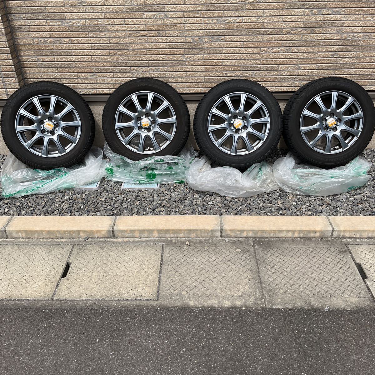 スタッドレス　185/60R15 AMALIAアルミホイール付き　溝8mmほど