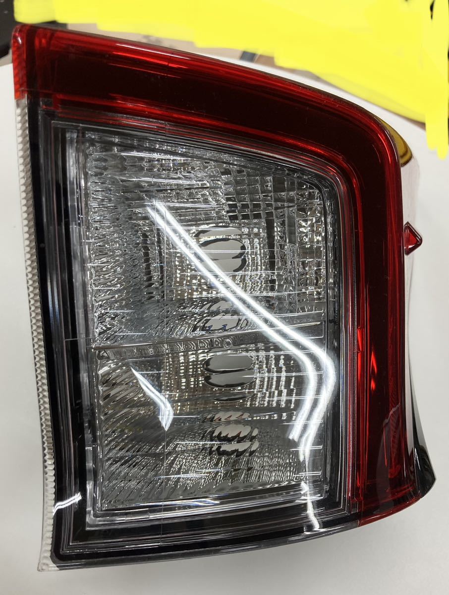 愛知　トヨタ　プリウス　ZVW51　後期　右テール　純正　（ZVW50）　テールランプ 