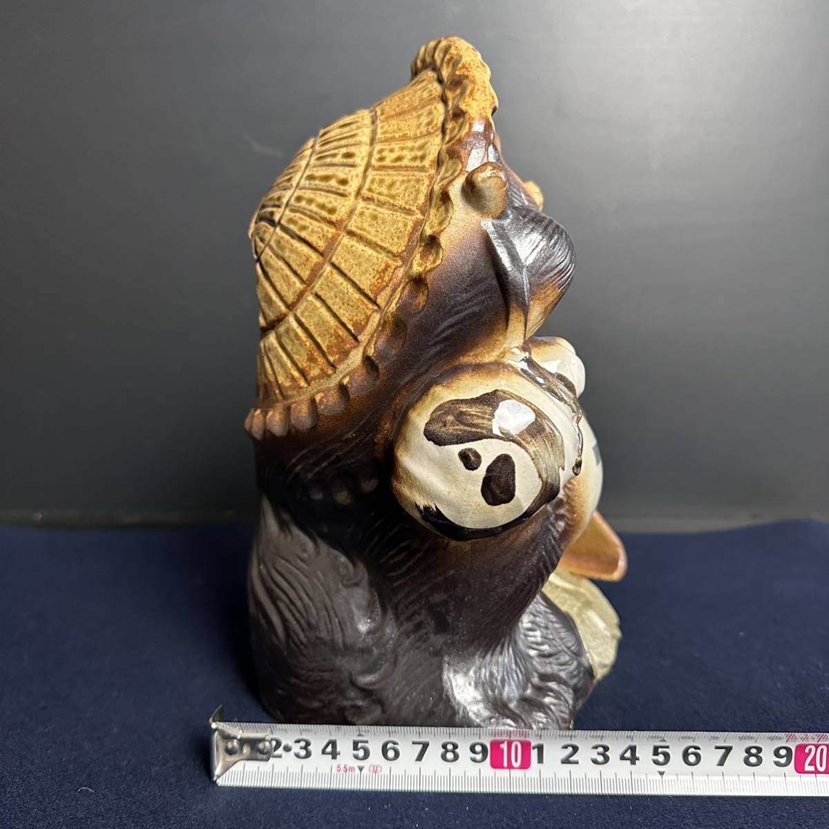 SX034] 信楽焼 狸 たぬき 置物 熊手に小判 徳利に通い帳 高さ約27cm