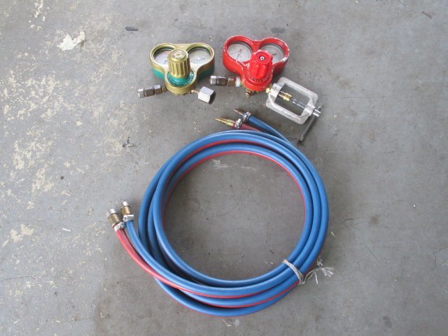 中古品　阪口製作所、小池酸素工業など　ガス圧力調整器　ガス酸素用ホース　計３点　（26-J）