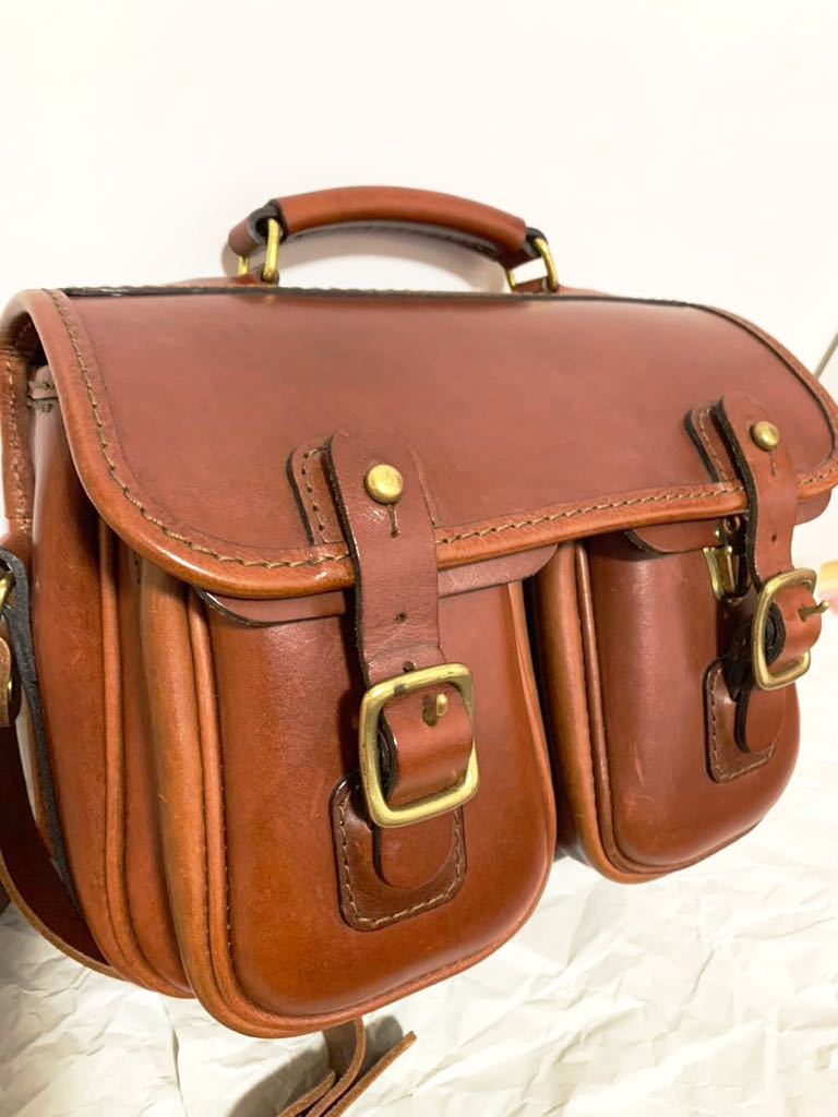 herz（ヘルツ）ギボシ留めショルダーMサイズチョコショルダーバッグ  