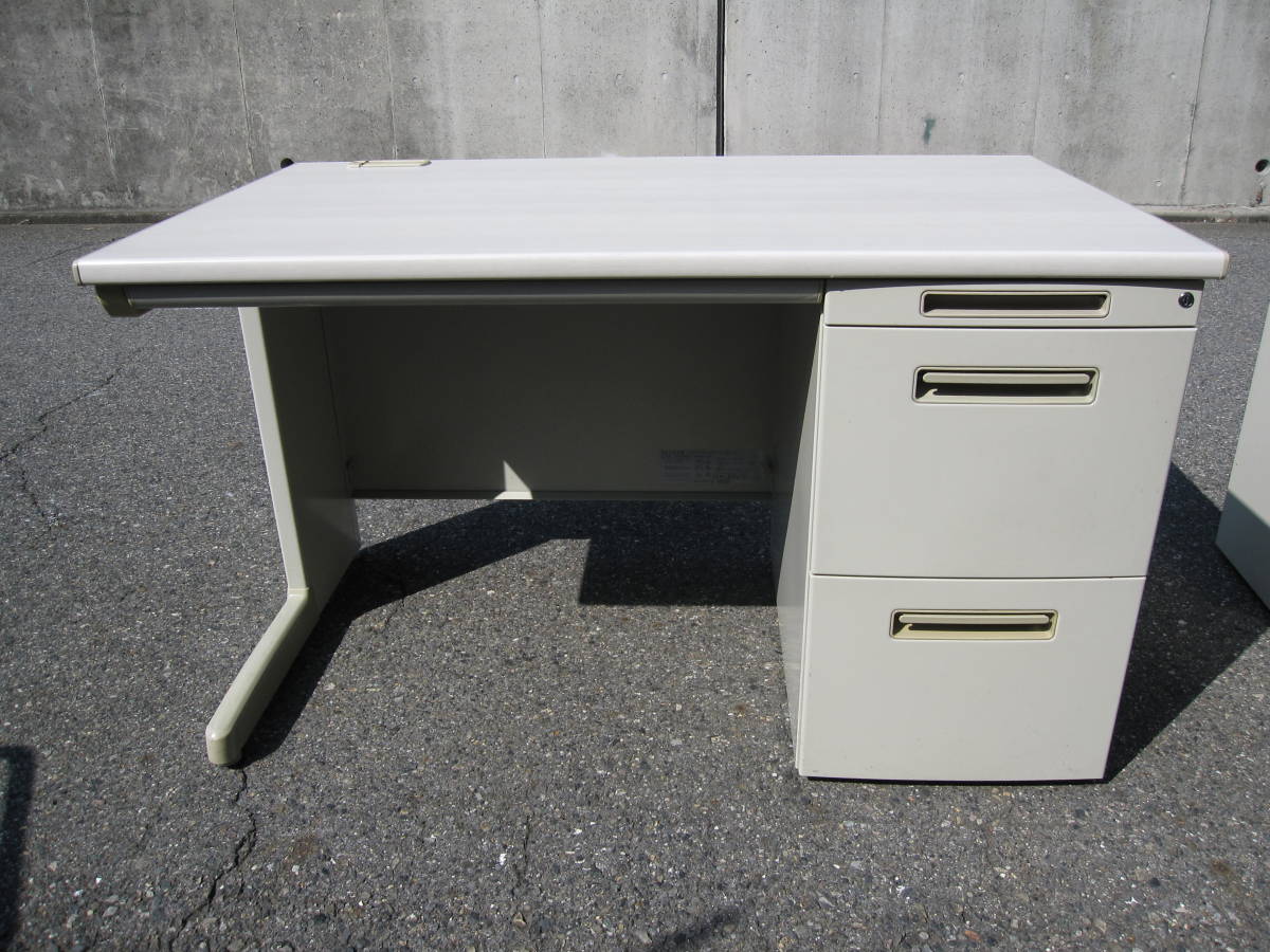 ①【直接引取歓迎】事務机 片袖机 オフィスデスク 鍵付き 仕切り板付き