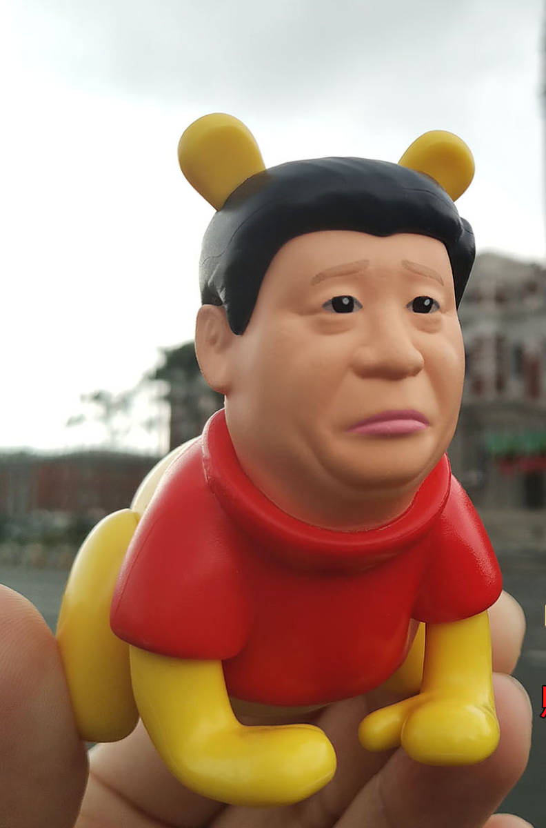 海外限定 習近平 くまのプーさんフィギュア Winnie Xi Kneel 土下座