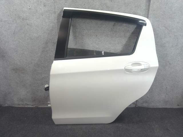 定番人気，限定SALE ヴィッツ DAA-NHP130 リアドア 左 ハイブリッドF 070 アサヒ M2L3 67004-52440(サイド)｜売買されたオークション情報、yahooの商品情報をアーカイブ公開 - オークファン トヨタ用