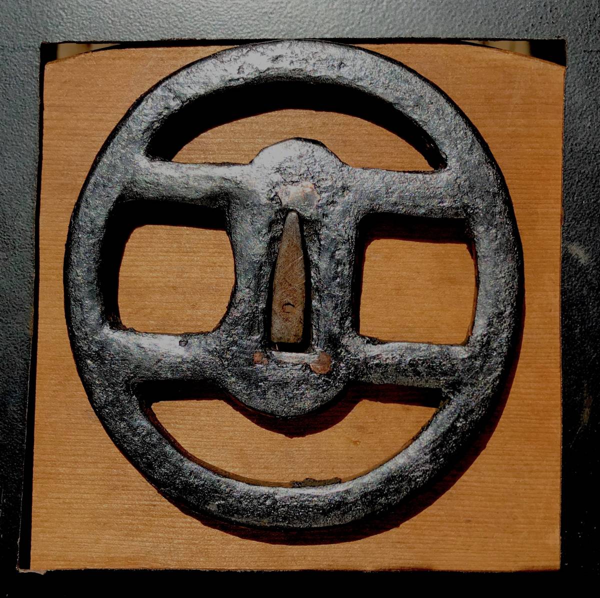 小道具優品 『引き両に桐の図』鉄鐔 透かし鐔 鉄地 両引