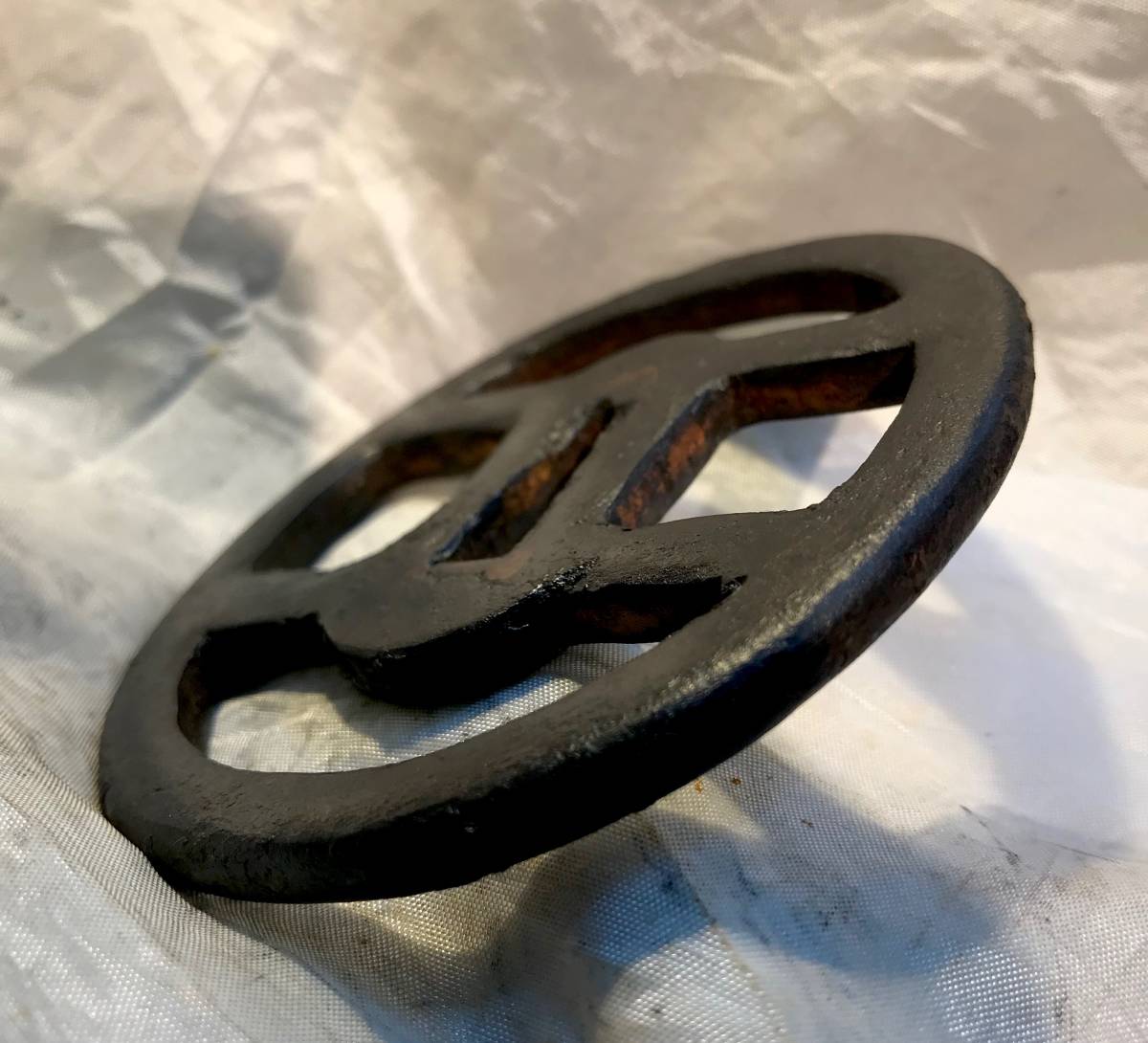 小道具優品 『引き両に桐の図』鉄鐔 透かし鐔 鉄地 両引