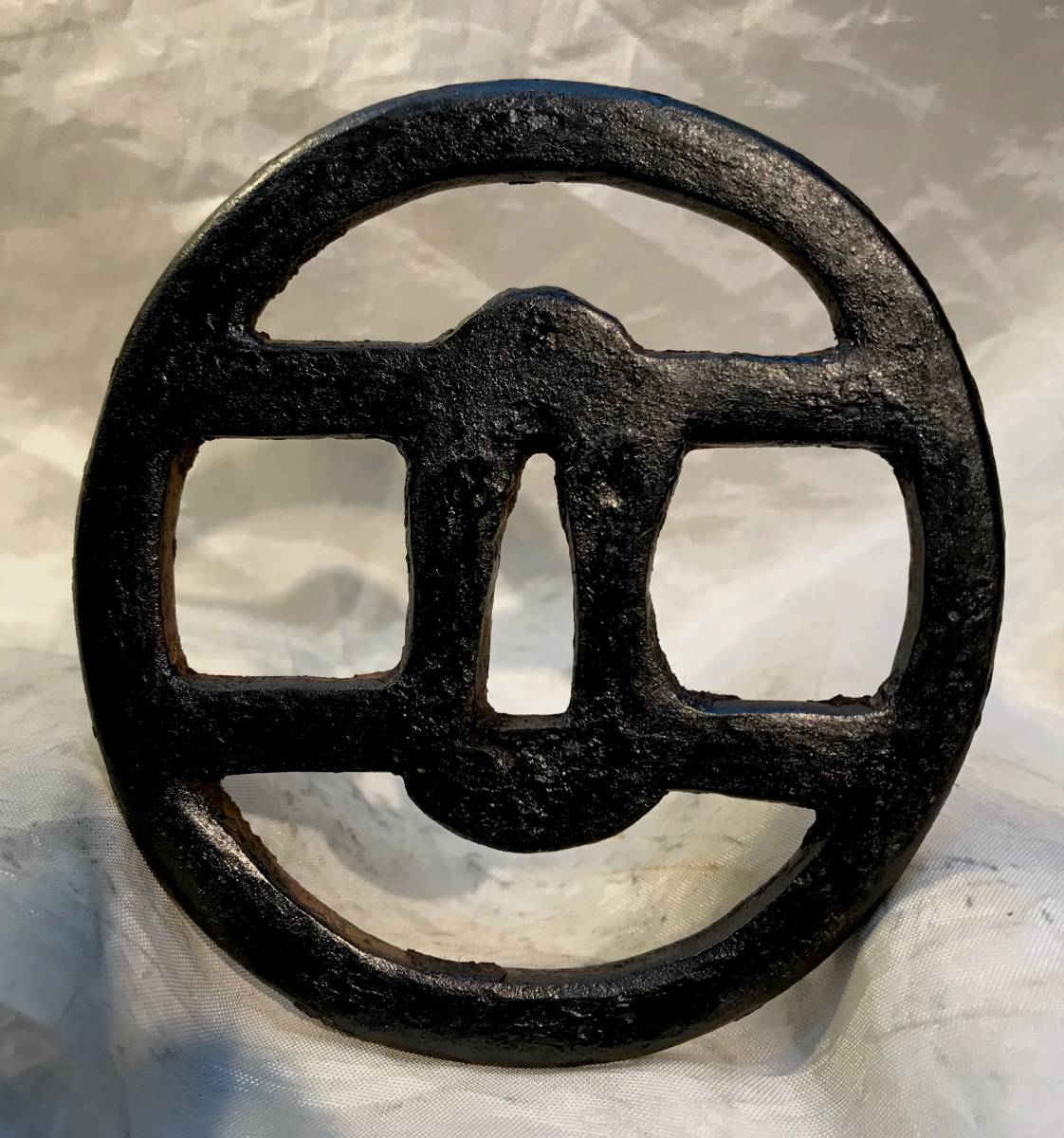 小道具優品 『引き両に桐の図』鉄鐔 透かし鐔 鉄地 両引