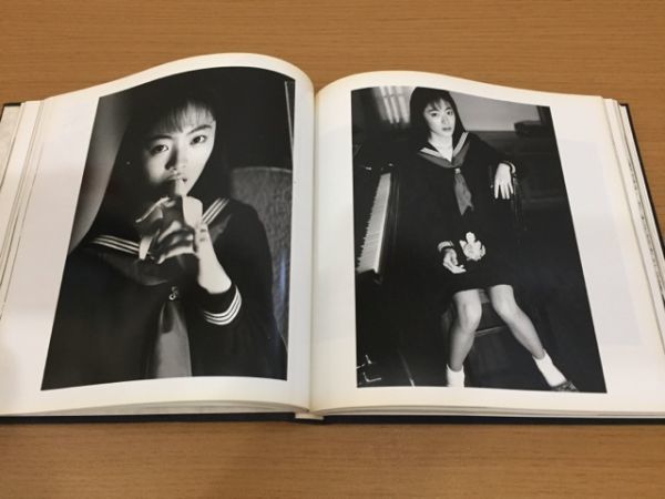 Nobuyoshi ⁄ - 制服の(秘)処女 : 荒木経惟写真集(荒木経惟 著) 古本