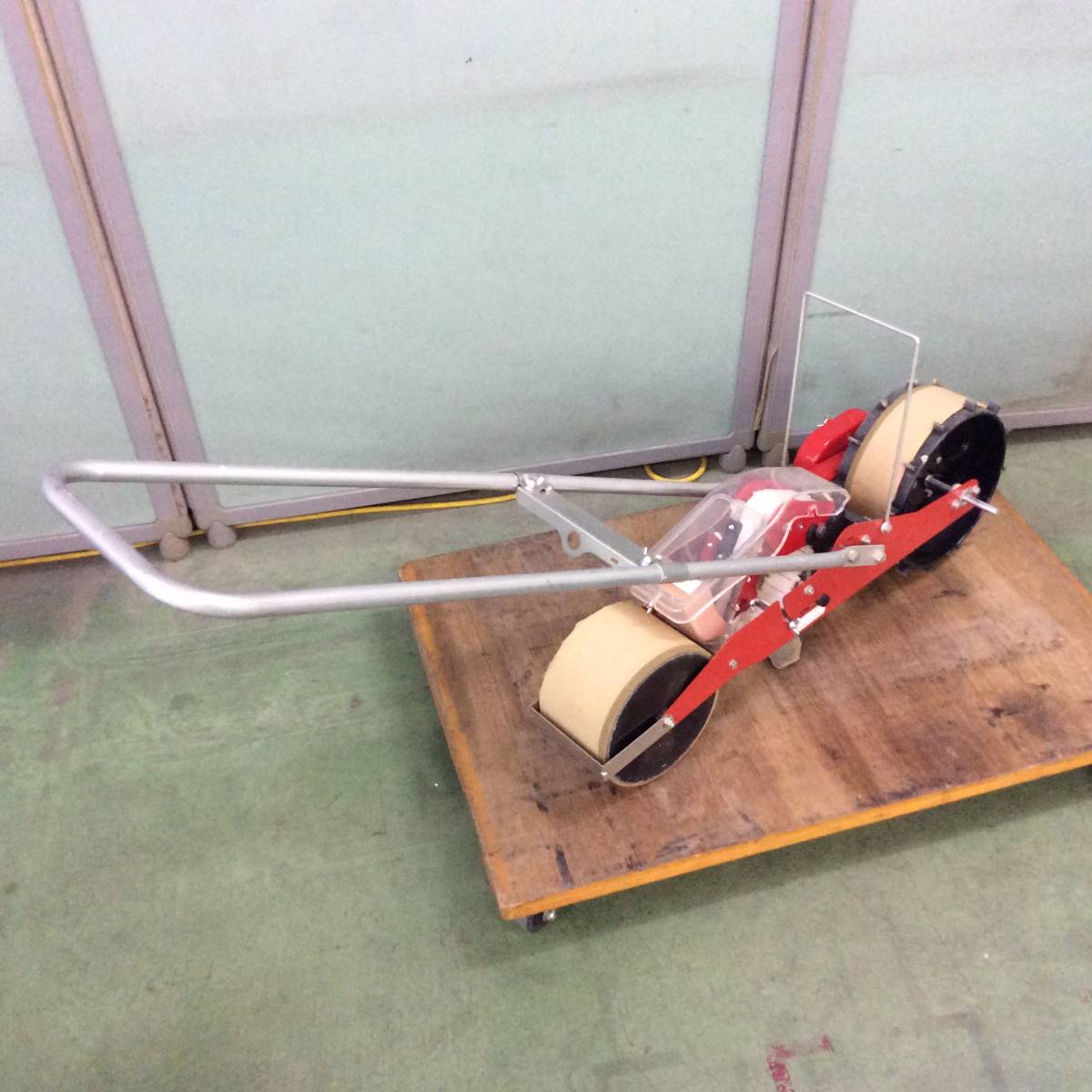 ◎【RH-6520】中古品 向井工業 ベルト繰上げ式 手押し 播種機 ごんべ