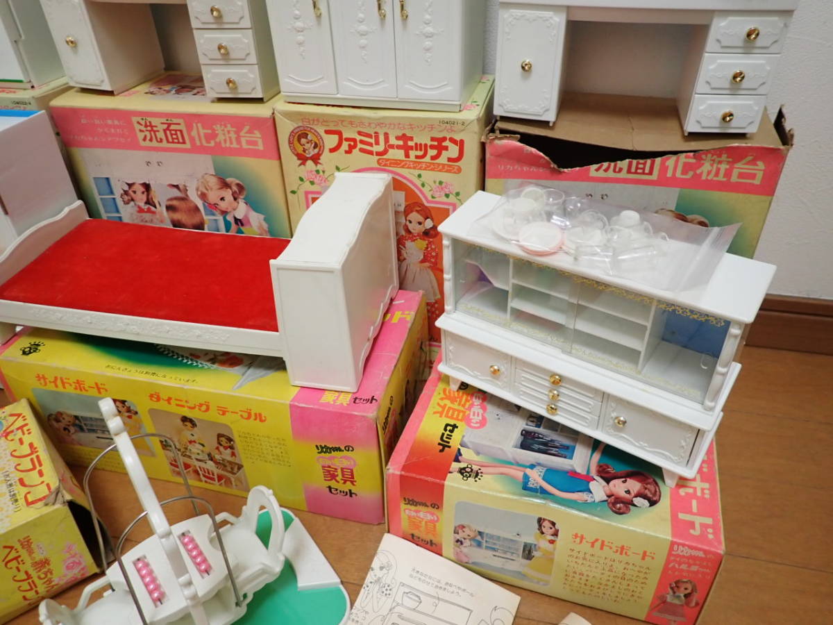 近】昭和レトロ 当時物 リカちゃん「白い白い家具」などまとめて 近】昭和レトロ 当時物 リカちゃん「白い白い家具」などまとめて