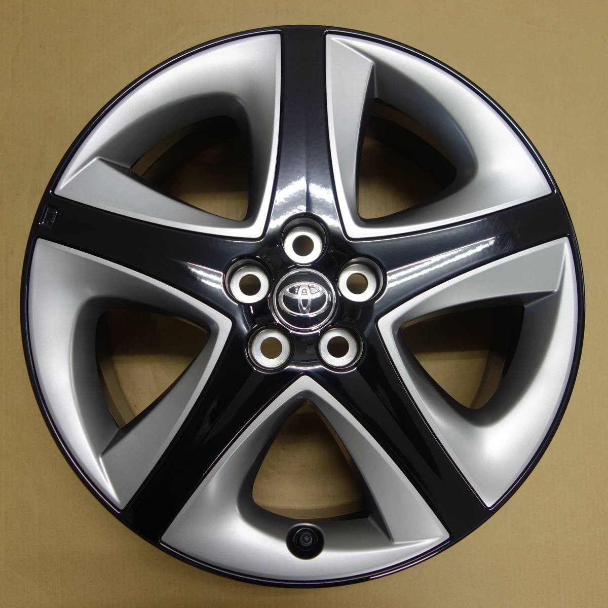 トヨタ プリウス50 後期 17インチ ホイールセット 新車外し ☆ 新車外し 送料1200円～ トヨタ 50系 プリウス 後期 純正 17インチ