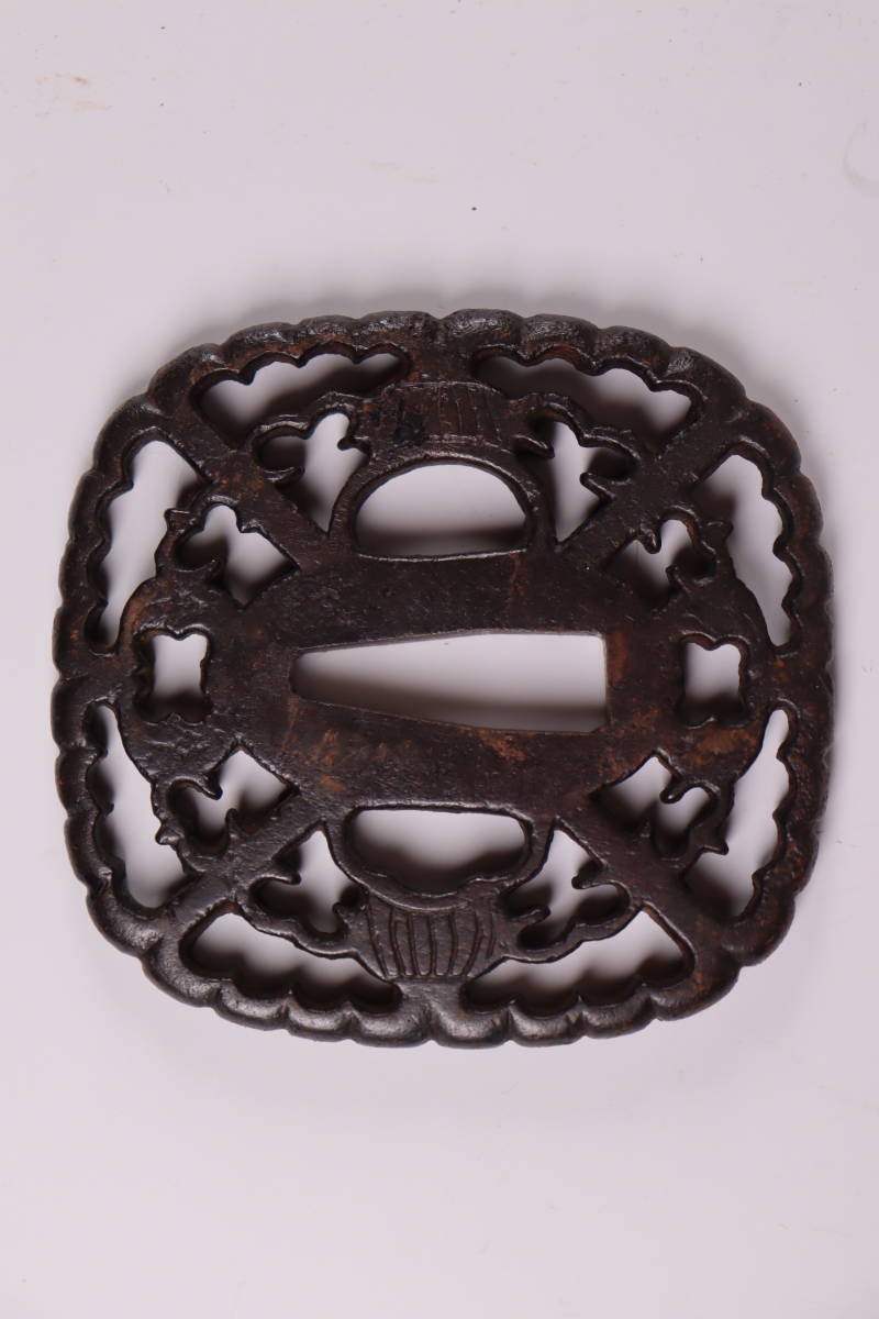 大刀大根透鍔 江戸 鉄、透かし、毛彫 8×8×0.4cm 150g