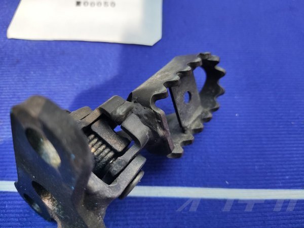2026年最新Yahoo!オークション 左右 ヤマハ セロー225-3 C9-1109 2000年モデル 純正 セロー225 ステップ メインステップ 左右セット フットペグ セロー225W 【セロー225W 4JG2 より取り外し】#0050