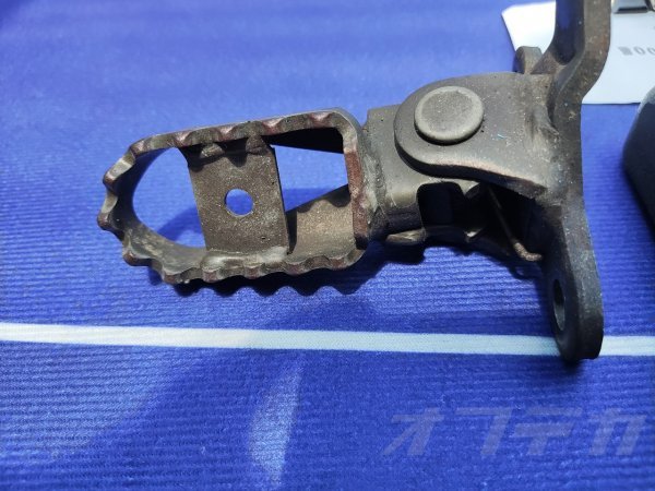 2026年最新Yahoo!オークション 左右 ヤマハ セロー225-3 C9-1109 2000年モデル 純正 セロー225 ステップ メインステップ 左右セット フットペグ セロー225W 【セロー225W 4JG2 より取り外し】#0050