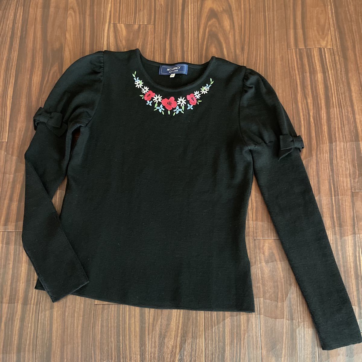 エムズグレイシーパフスリーブリボンリブニットブラック38 美品】エムズグレイシー カタログ掲載 フラワー刺繍／パフスリーブ