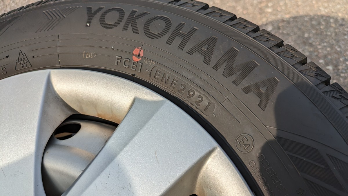 145/80R13 スタッドレスタイヤ 21年製　ヨコハマアイスガード バリ山　ダイハツ純正　ナット付き 145&frasl;80R13 ヨコハマ iG60 145／80r13の通販 nヨコハマ nタイヤ