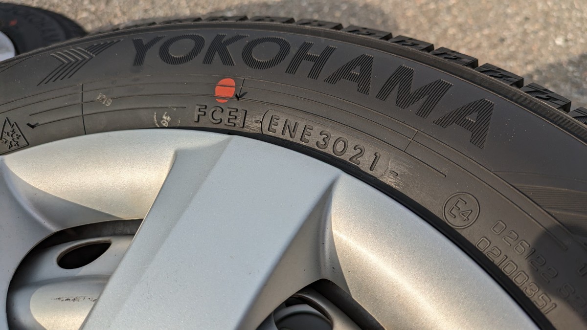 145/80R13 スタッドレスタイヤ 21年製　ヨコハマアイスガード バリ山　ダイハツ純正　ナット付き 145&frasl;80R13 ヨコハマ iG60 145／80r13の通販 nヨコハマ nタイヤ