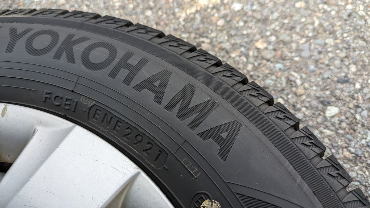145/80R13 スタッドレスタイヤ 21年製　ヨコハマアイスガード バリ山　ダイハツ純正　ナット付き 145&frasl;80R13 ヨコハマ iG60 145／80r13の通販 nヨコハマ nタイヤ