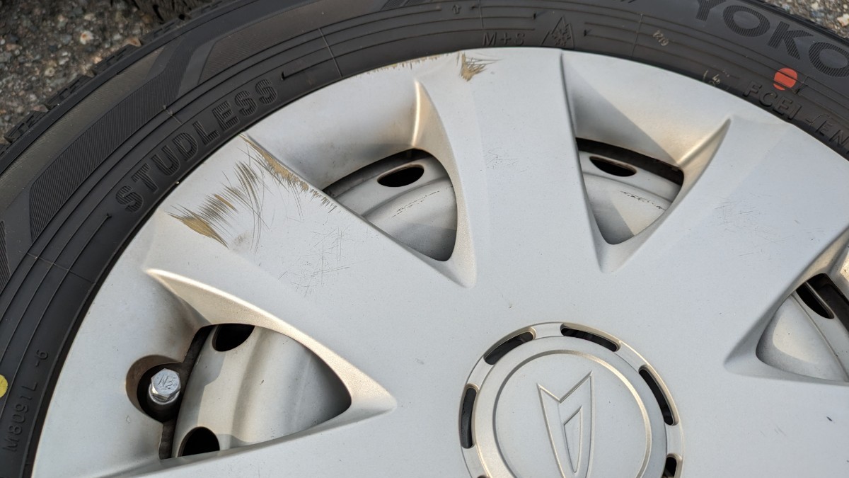 145/80R13 スタッドレスタイヤ 21年製　ヨコハマアイスガード バリ山　ダイハツ純正　ナット付き 145&frasl;80R13 ヨコハマ iG60 145／80r13の通販 nヨコハマ nタイヤ