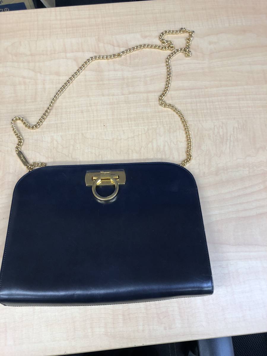 フェラガモガンチーニ チェーン 赤 ゴールド金具 レディース Ferragamo